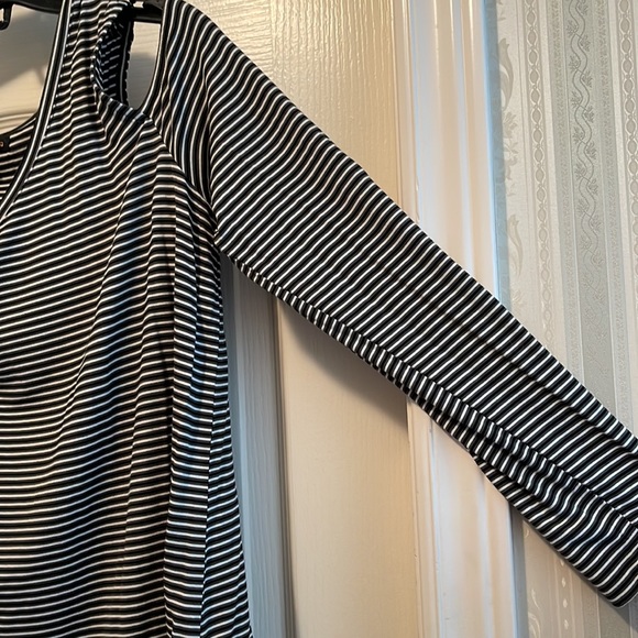 Long sleeved “cold shoulder” top - Picture 3 of 3